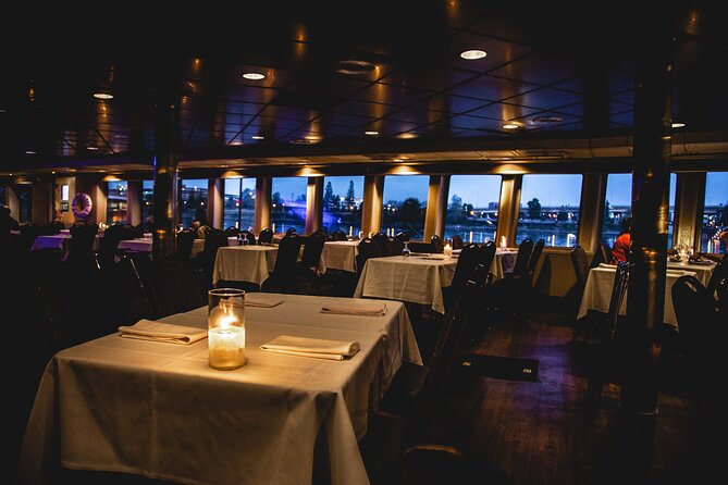 2.5-hour Dinner Cruise on Willamette River - Music and narration: two different kinds of entertainment