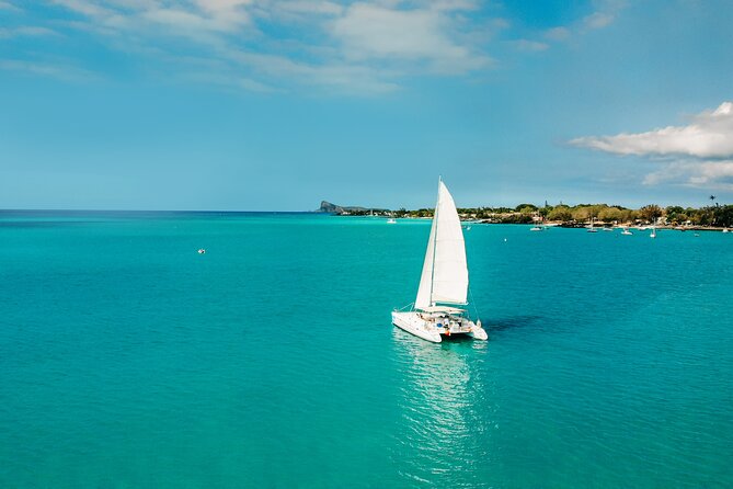 3 North Islands Catamaran Cruise with Lunch & Drinks on island. - Ile Plate and lunch in an island setting