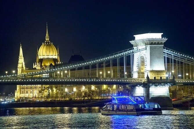 4 Course Dinner Cruise with Operetta, Folk Show and Welcome Drink - What the evening is really like