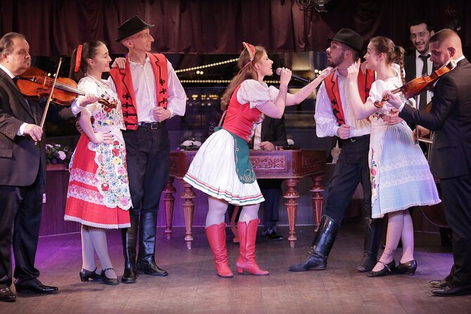 4 Course Dinner Cruise with Operetta, Folk Show and Welcome Drink - Dinner: four courses, but expectations matter