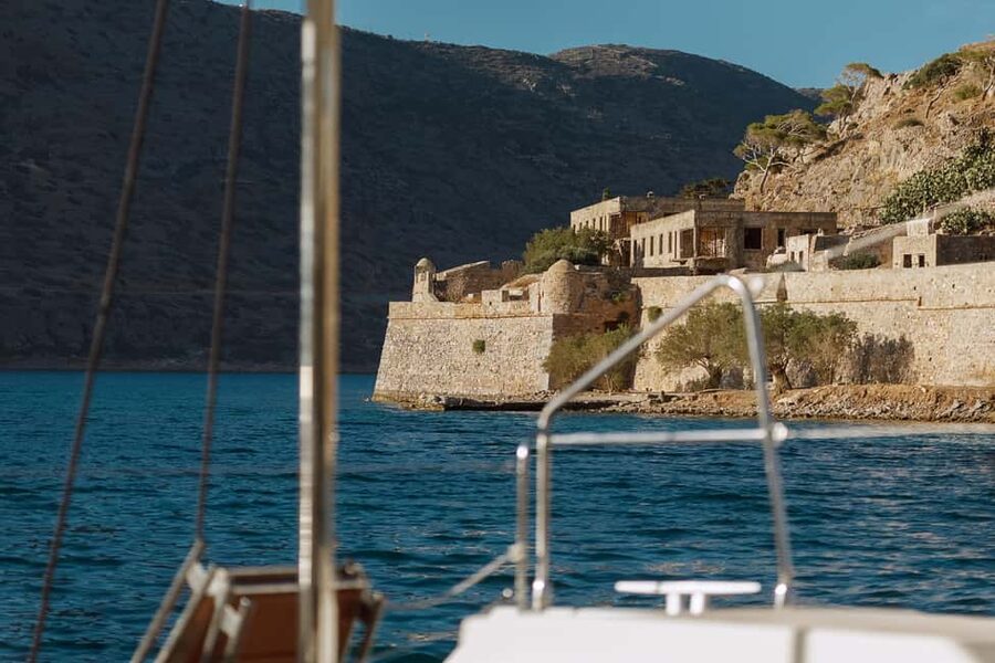 Agios Nikolaos: Spinalonga AM Catamaran Cruise with Lunch - Meeting the crew at Marina Agios Nikolaos