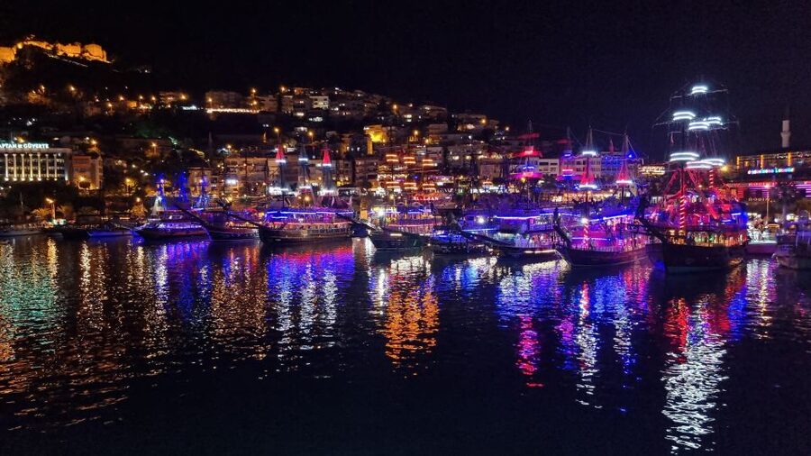 Alanya: Sunset Cruise with Dinner - Waiting for sunset offshore