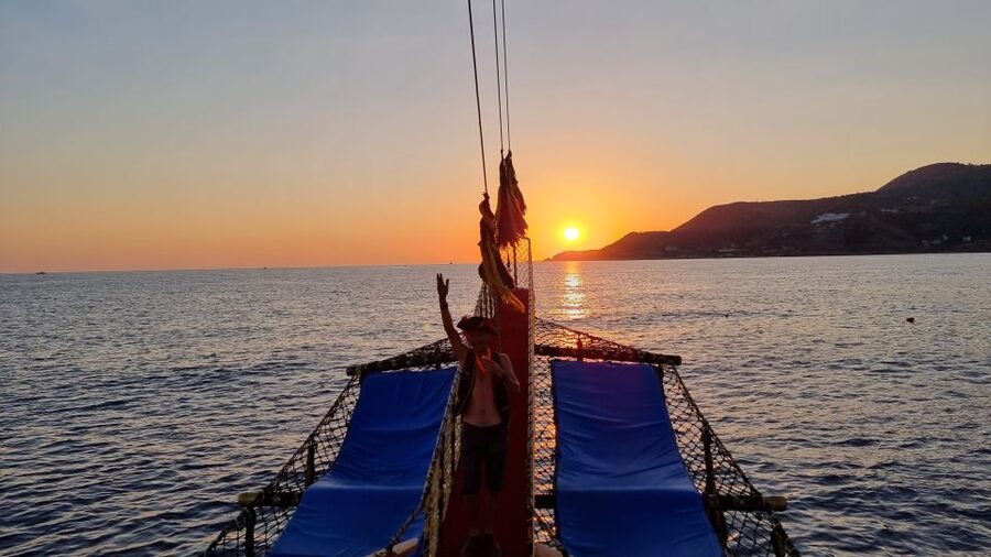 Alanya: Sunset Cruise with Dinner - From the Red Tower to Cleopatra Beach