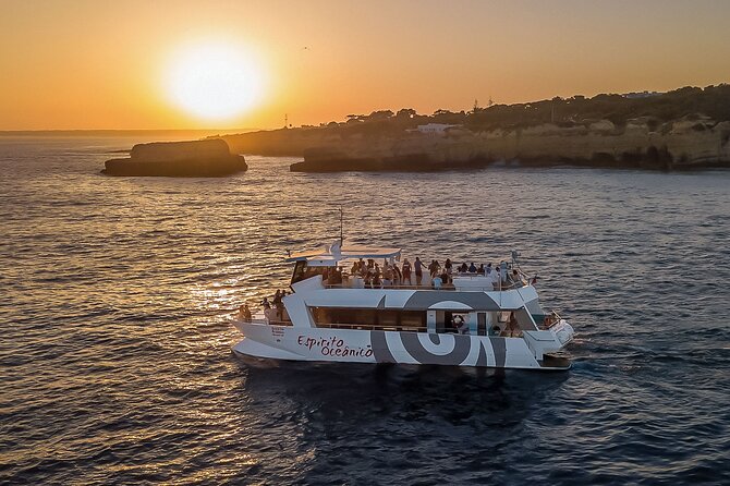 Albufeira: 6-Hour Sunset Dinner Catamaran Cruise with Open Bar - Sunset on Armação de Pêra Bay
