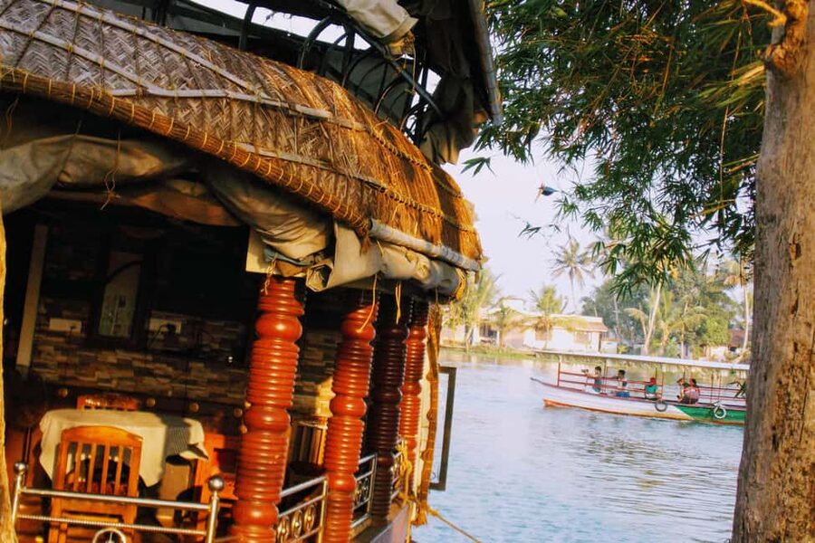 Alleppey / Alappuzha Houseboat Day Cruise with Lunch: Cochin - Why Alleppey works best at water level