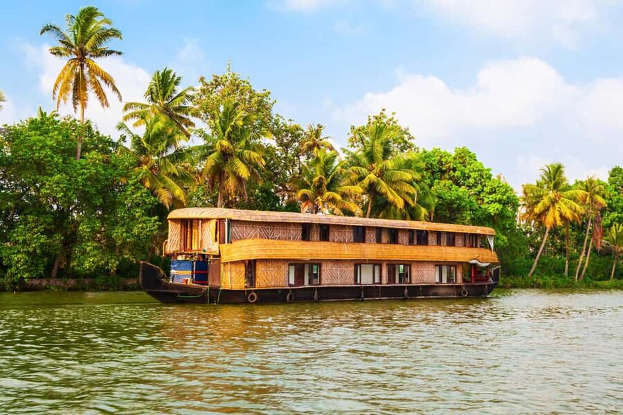Alleppey / Alappuzha Houseboat Day Cruise with Lunch: Cochin - The early drive from Cochin to Alleppey