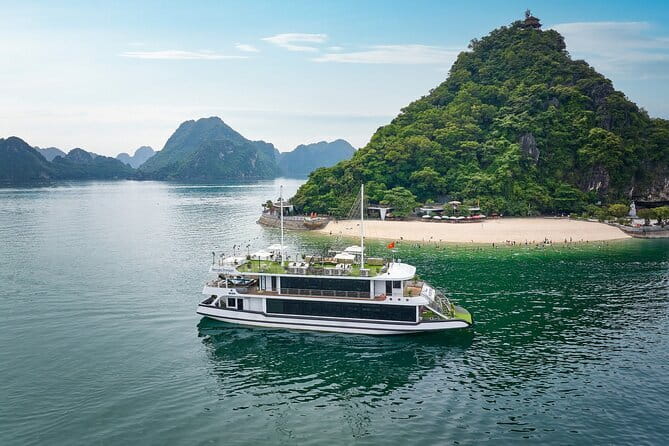 Ambassador Dinner Cruise with Live Music, Firework and Luxe - The 9 pm fireworks show