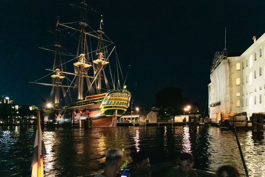 Amsterdam: Evening Cruise with Optional Wine and Snacks - What the audio guide adds