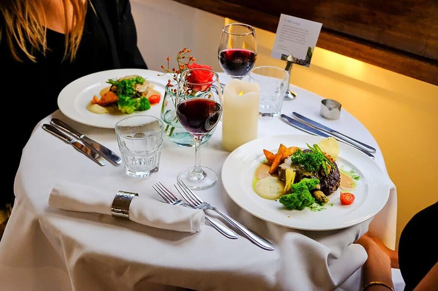 Amsterdam: Luxury Saloon Boat Cruise with 3-Course Dinner - Why a dinner cruise works so well in Amsterdam
