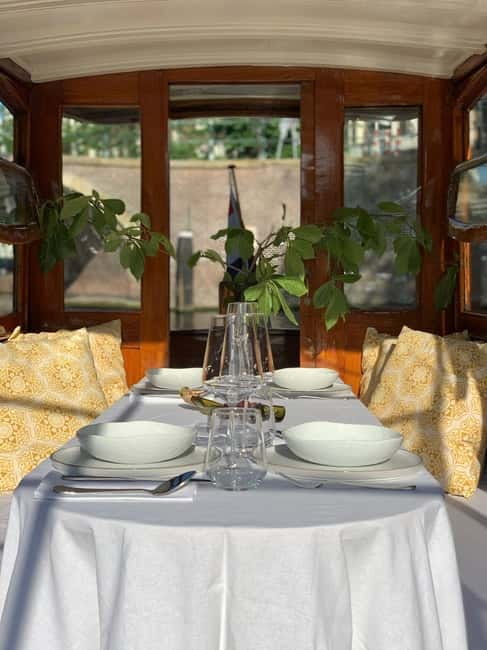 Amsterdam: Private Dinner Cruise (4pers) with Guide - Why dinner on the canals works so well