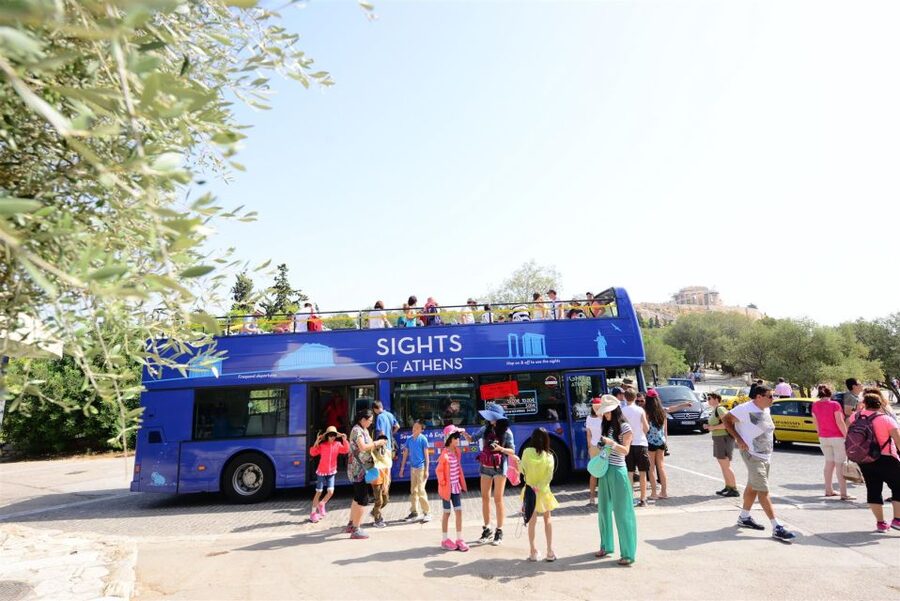 Athens: Island Cruise with Lunch & Hop-On Hop-Off Bus Ticket - Moni and lunch beside the beach