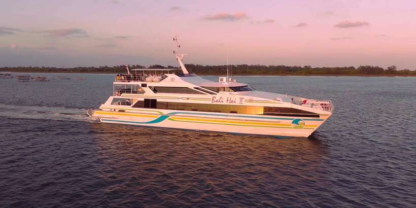 Bali/Benoa: Sunset Dinner Cruise with Show and Live Music - Sunset sailing toward Tanjung Benoa Beach