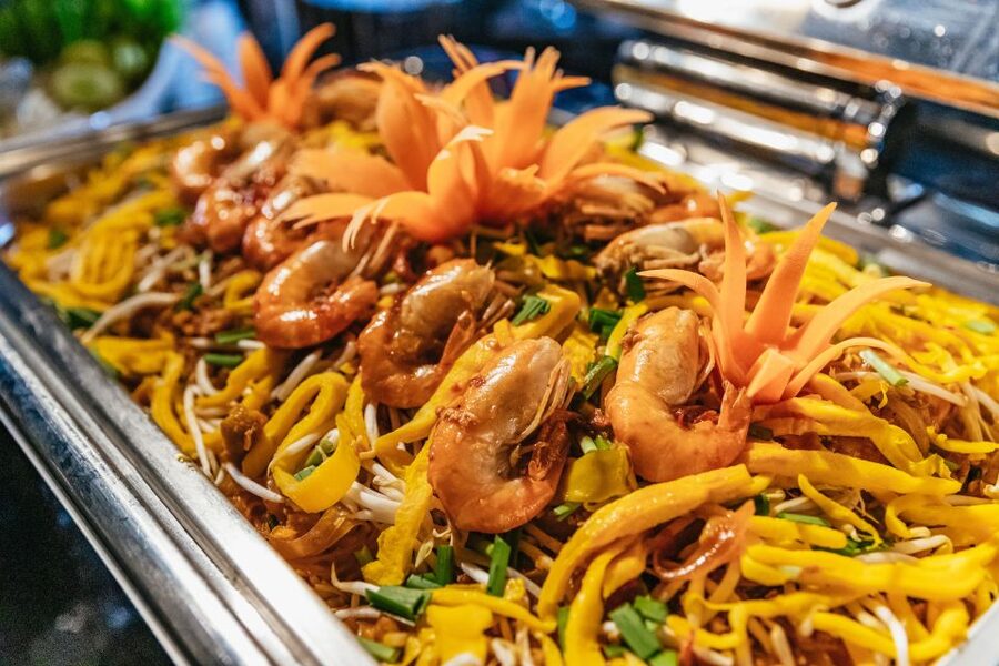 Bangkok: Alangka Luxury Buffet Dinner Cruise With Live Music - Choosing between the open deck and indoor seating