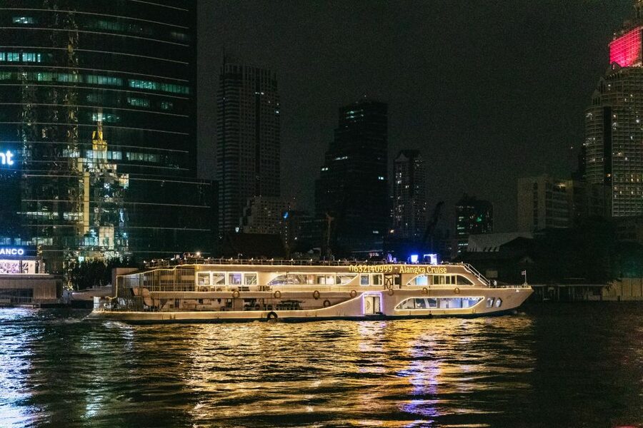 Bangkok: Alangka Luxury Buffet Dinner Cruise With Live Music - What the $31 price really buys you