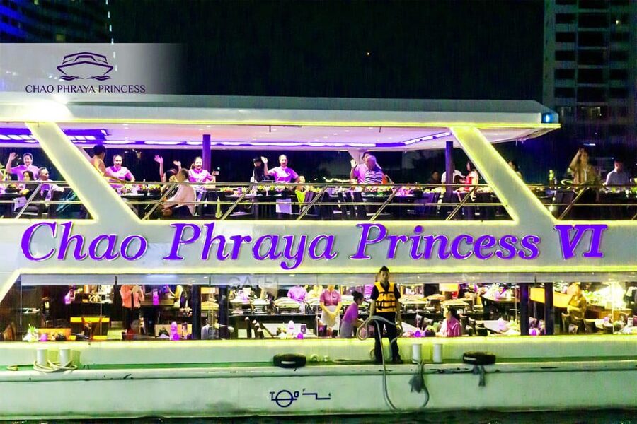 Bangkok: Chao Phraya Princess Dinner Cruise - Live music, dance, and a saxophone welcome