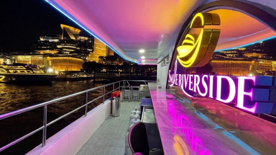 Bangkok: Chao Phraya River Buffet Dinner Cruise - Bangkok by boat, with dinner and a band