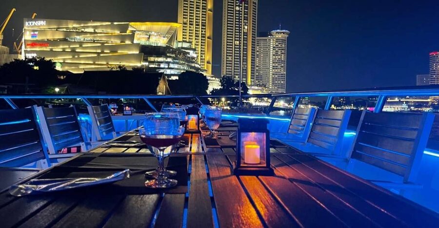 Bangkok: Chao Phraya River Buffet Dinner Cruise - Live music changes the whole mood
