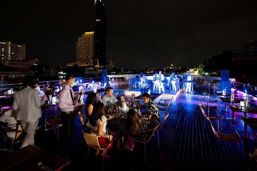 Bangkok: Evening Dinner Cruise with Live Music Chao Phraya - Boarding with a welcome drink