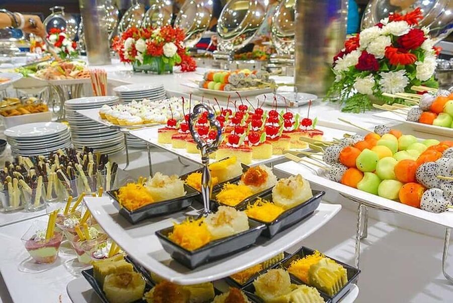 Bangkok: Evening Dinner Cruise with Live Music Chao Phraya - The buffet: broad choice, practical value