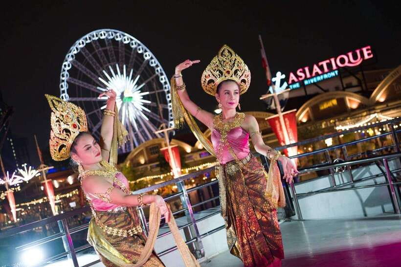 Bangkok: Luxury White Dinner Cruise Free Flow Beer and Wine - Boarding at ICONSIAM Pier 4