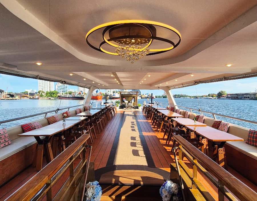 Bangkok: New Horizon Dinner Cruise with Buffet & Beer - Live music and the changing river view