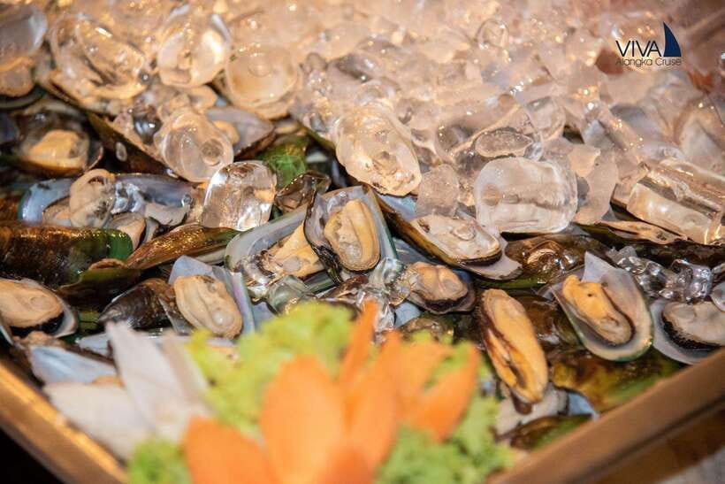 Bangkok: Noah 6 Stars Luxury Chaophraya River Dinner Cruise - Dinner: plenty of choice, but expect a busy opening