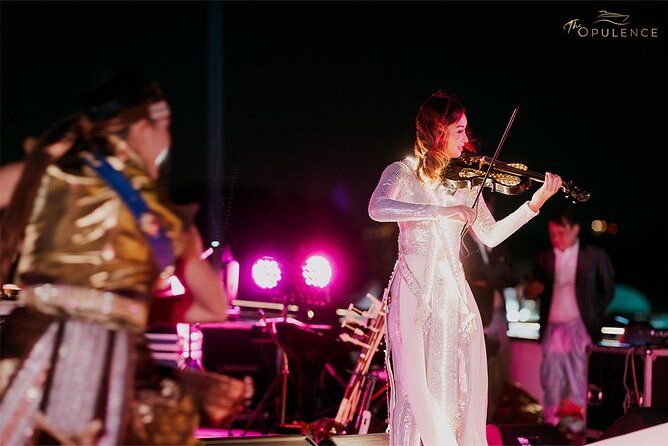Bangkok Opulence Dinner Cruise Live Band - Wat Arun and its bright riverside spire