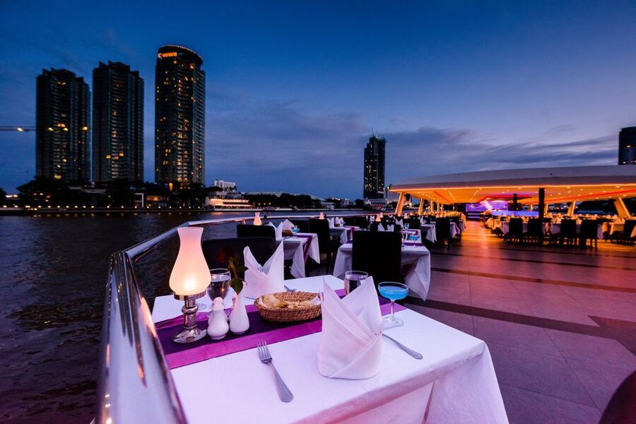 Bangkok: River Dinner Cruise on the Chao Phraya Princess - Live music, from jazz to dancing