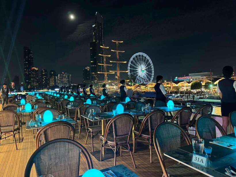 Bangkok: Royal Princess River Dinner Cruise with Live Music - The buffet: broad choice, ordinary luxury