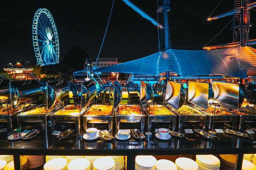 Bangkok: Royal Princess River Dinner Cruise with Live Music - Live music and the evening mood
