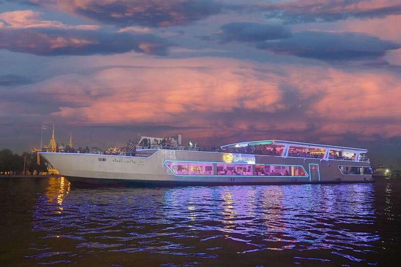 Bangkok: Smile Riverside Dinner Cruise - Why the Chao Phraya works so well after dark