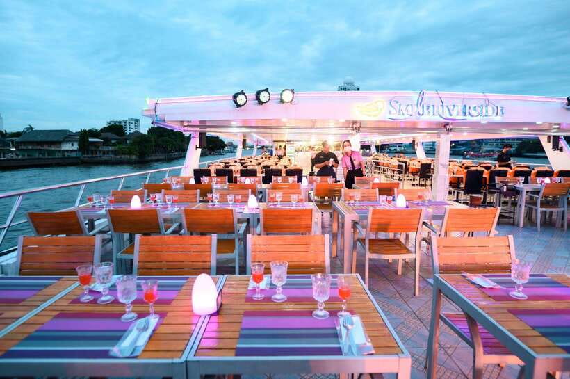 Bangkok: Smile Riverside Dinner Cruise - Starting at ICONSIAM Pier 1