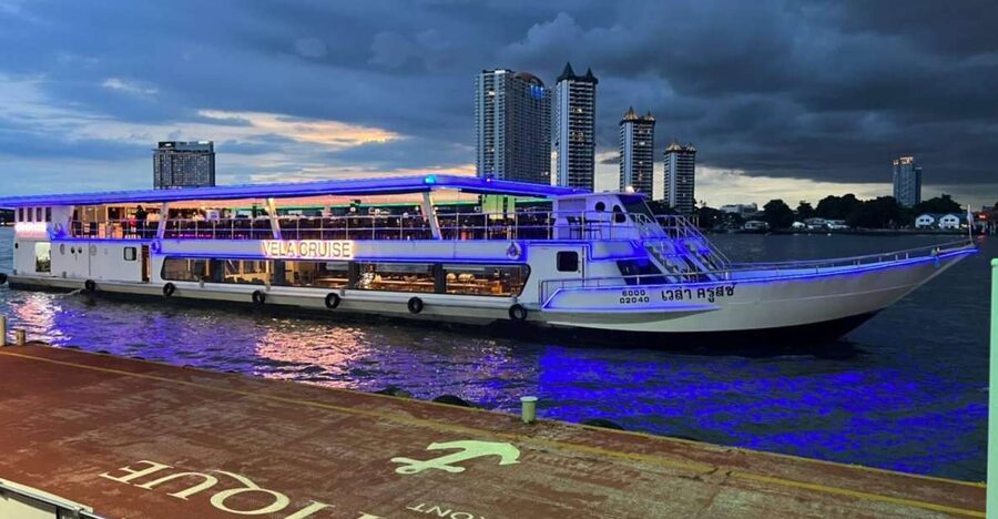 Bangkok: VELA Dinner Cruise Ticket - Arriving at the pier and checking the departure point