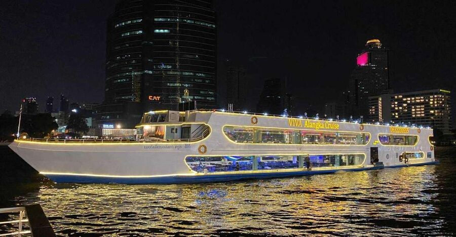 Bangkok: Viva Alangka Chao Phraya Dinner Cruise - Welcome refreshments and the first view of the river