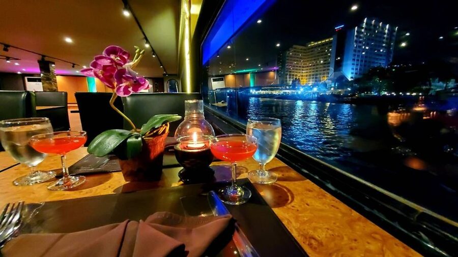 Bangkok: White Orchid Chao Phraya Dinner Cruise - Unlimited beer and a lively dinner-show mood