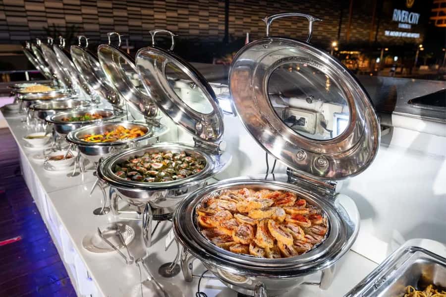 Bangkok: Wonderful Pearl Dinner Cruise and Live Performance - What dinner is like on board