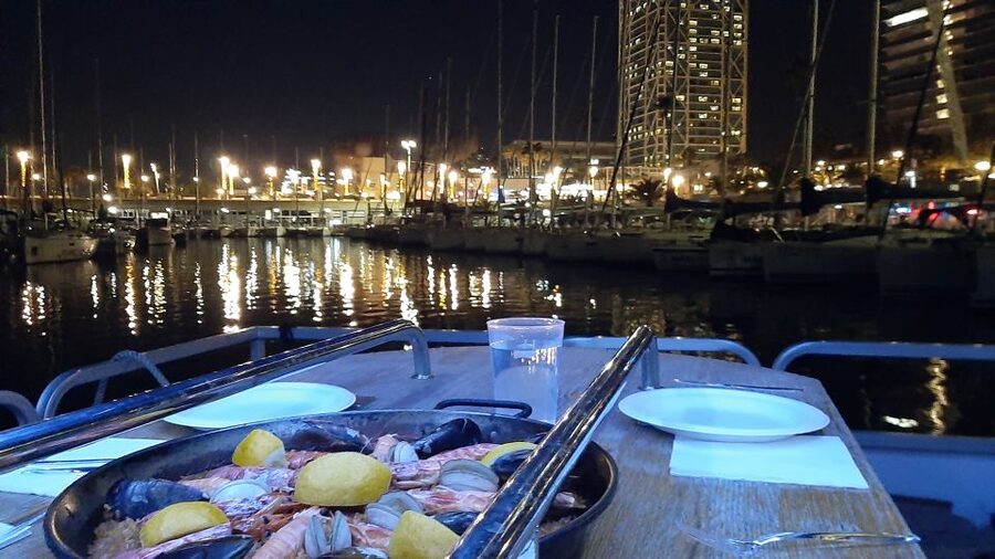 Barcelona: Private Evening Cruise with Dinner and Drinks - Paella, drinks, and a dinner with a sea breeze
