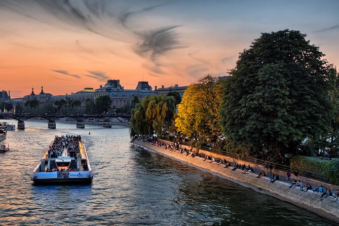 Bateaux Mouches Sightseeing Cruise in Paris with Champagne - Choosing between the upper and main decks