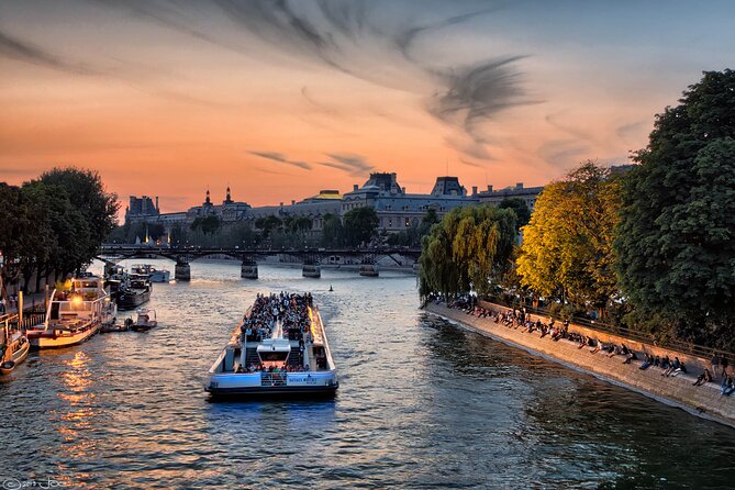 Bateaux Mouches Sightseeing Cruise on the Seine River in Paris - Hôtel de Ville, the Conciergerie and Île de la Cité