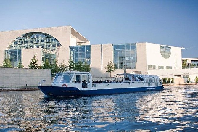 Berlin 3-Course Dinner Cruise - Sunset, darkness, and the best time of year