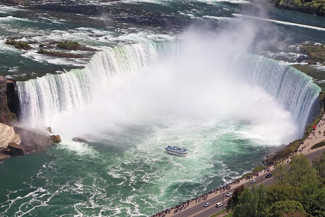 Best Niagara Falls Tour with Boat, Lunch & Journey Behind Falls - What the guides add to the experience