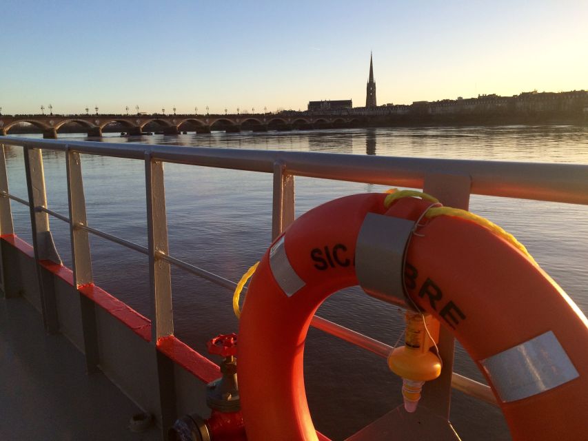 Bordeaux: 2-Hour River Dinner Cruise - What happens during the two-hour route
