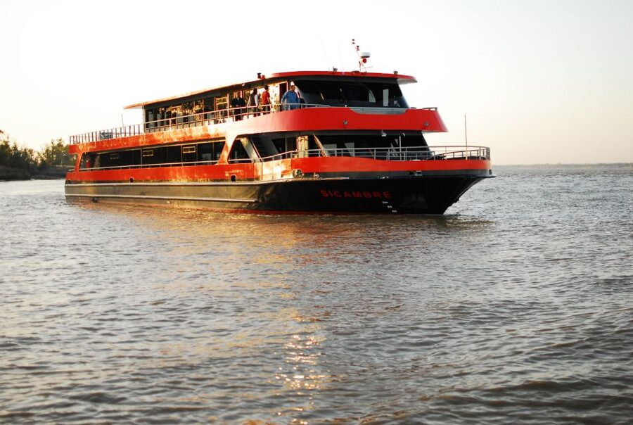 Bordeaux: 2-Hour River Dinner Cruise - Boarding and accessibility deserve practical planning