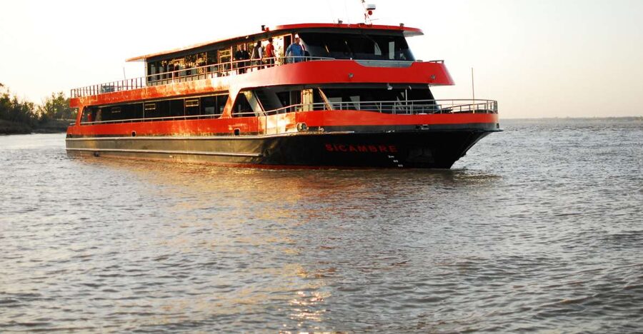 Bordeaux: 2-Hour River Dinner Cruise - The three-course meal is prepared on the boat