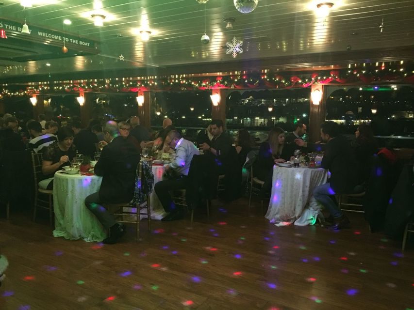 Bosphorus: Dinner Cruise with Live Performances Experience - Choosing between sea bass, meatballs, and chicken
