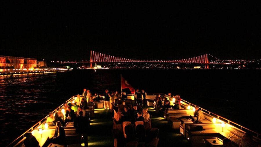 Bosphorus: Dinner Cruise with Live Performances Experience - What the atmosphere is really like