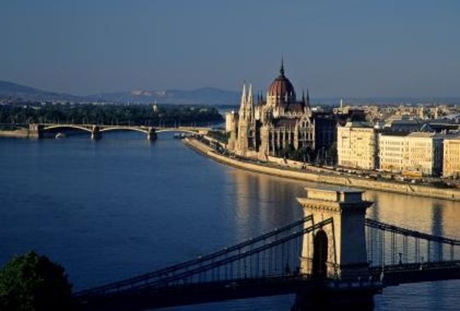 Budapest 4 course Dinner Cruise with Bar Piano and Welcome Drink - Key points to know before booking