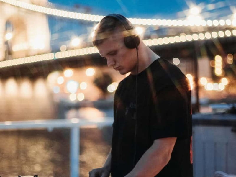 Budapest: BBQ Dinner Cruise w/ Live Music & Unlimited Drinks - Dinner from the show kitchen
