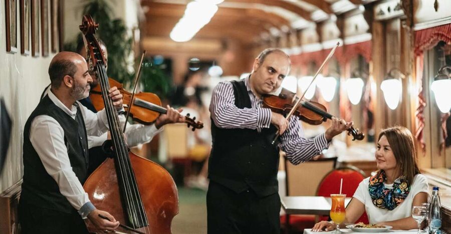 Budapest: Danube River Cruise with Dinner and Prosecco - Food options: goulash, lángos, and buffet dishes
