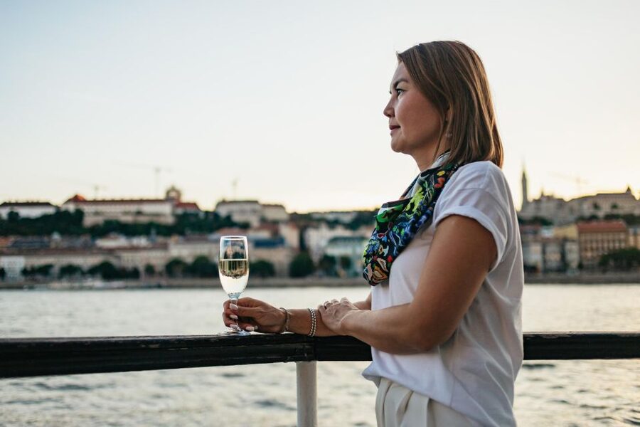 Budapest: Danube River Cruise with Dinner and Prosecco - Live music and traditional dancing